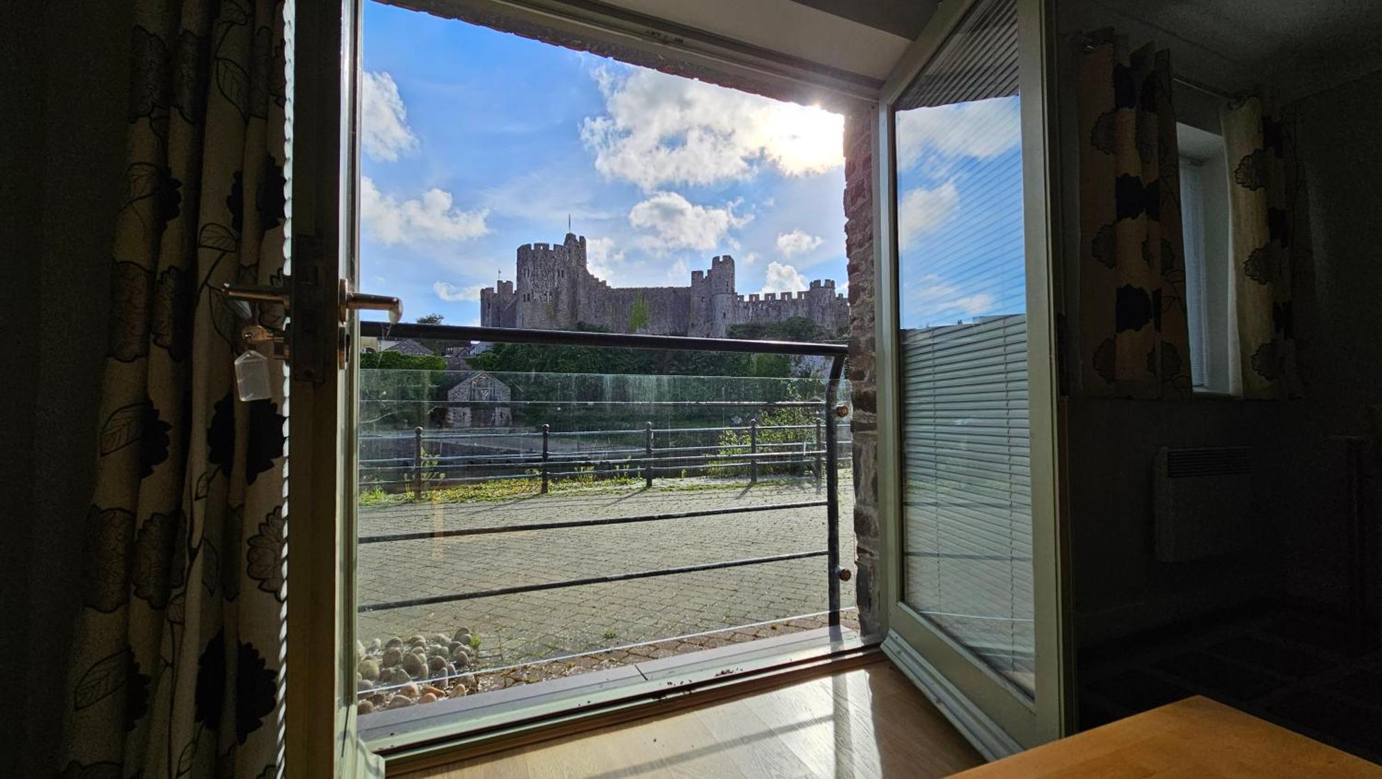 Ferienwohnung Castle Pond House Pembroke Exterior foto