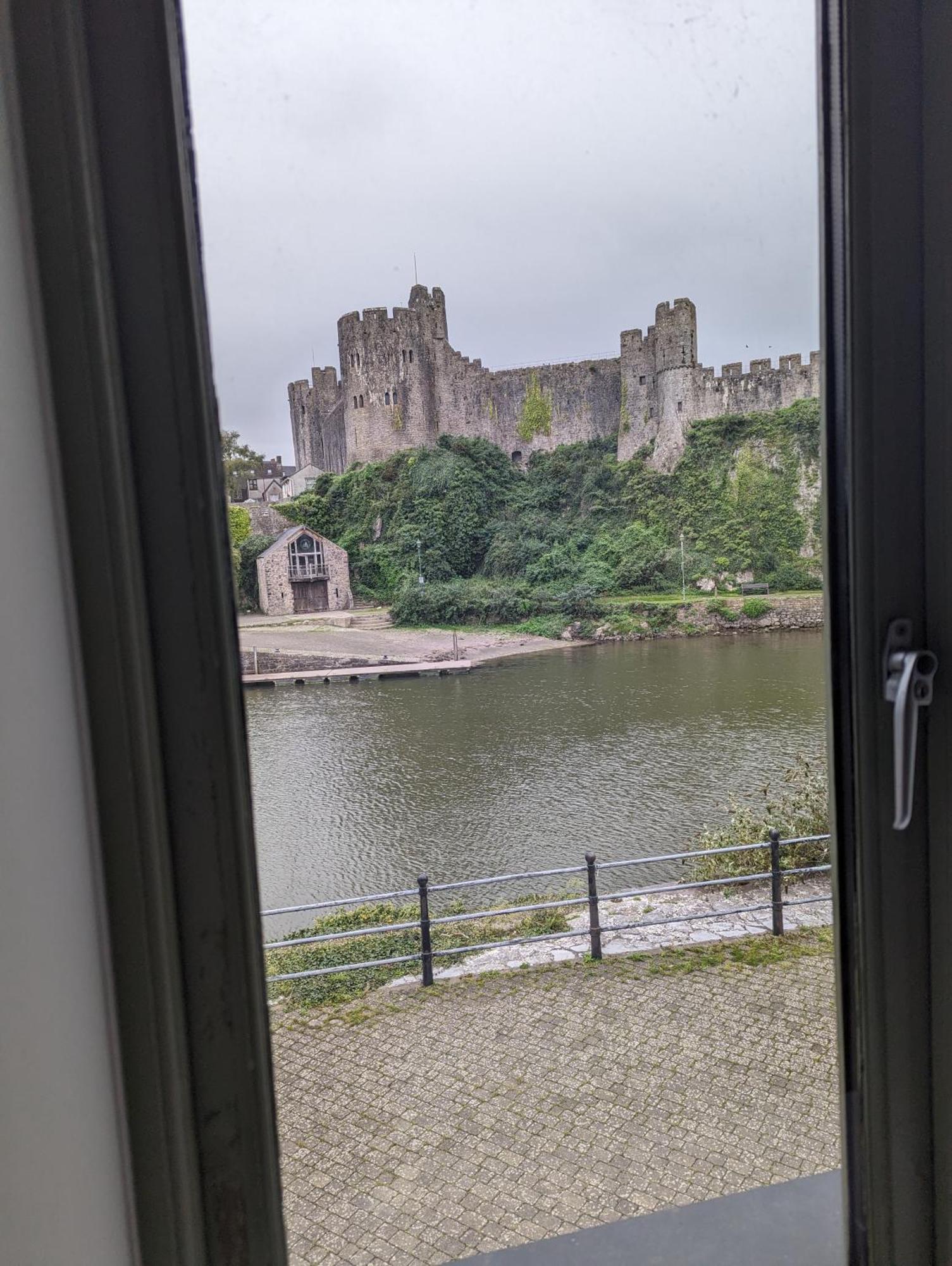 Ferienwohnung Castle Pond House Pembroke Exterior foto
